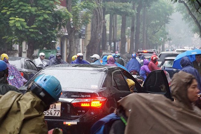 Người Hà Nội vất vả trong ngày mịt mù mưa rét tăng cường